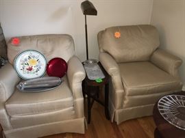 2 neutral upholstered chairs