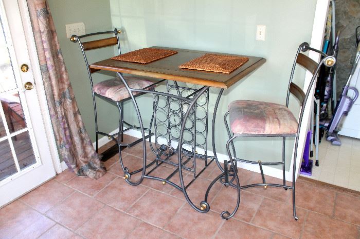 Bar table & 2 chairs