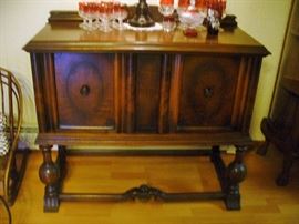 GREAT SIDEBOARD.  LOOK AT THE SHADING OF THE WOOD AND THE FANCY LEGS
