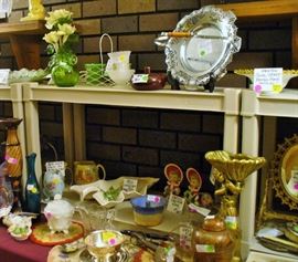 CLOSE UP VIEW .... SEE THE ENESCO CHRISTMAS GALS AND THE LOVELY LARGE HALL LEAF BOWL WITH GREEN CENTER