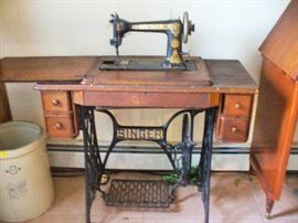 VINTAGE SINGER SEWING MACHINE AND LARGE CROCK