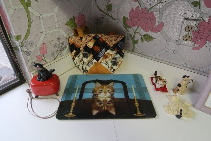 Cat cutting board, cat cloth bag, and other cute kitty things