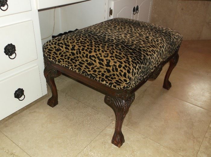 Leopard print ball can claw bench 