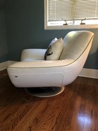 ITALSOFA White Leather Large Swivel Chair