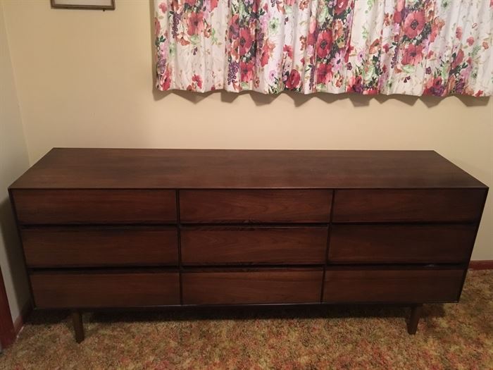 Mid-century drawer dresser