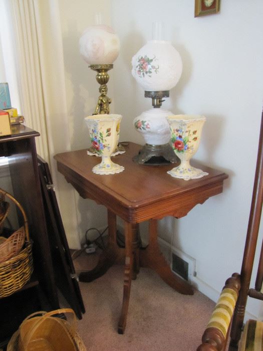 One figural Victorian era lamp, one gone with the wind lamp and two lovely vases