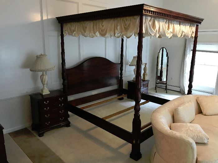 Henkel Harris King Size Canopy Bed