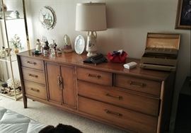 Drexel 10 drawer dresser - classic lines!