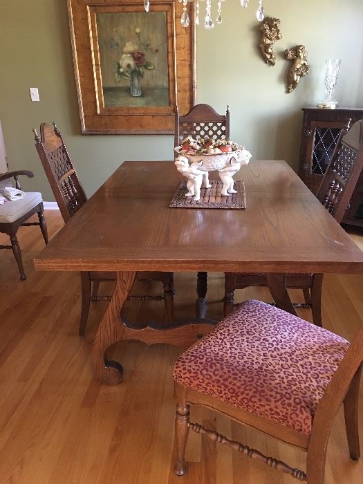 LOVELY WOOD DINING ROOM TABLE 