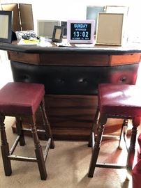 BAR WITH STOOLS