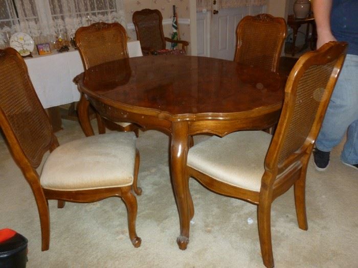 Beautiful dining room table w/6 chairs