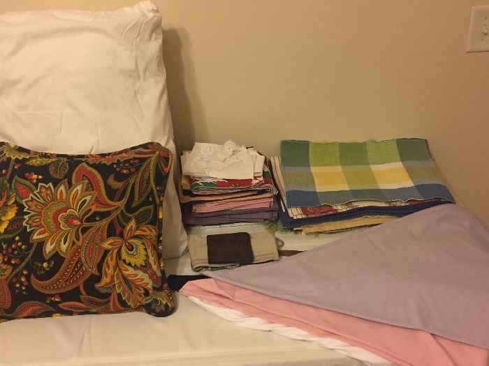 Napkins/Tablecloths/Pillows