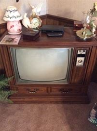 Vintage Console TV!!!! Makes a great pet bed!