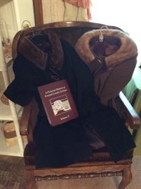 Cashmere Coat with fur collar - black