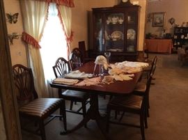 Gorgeous Dining room and 6 Chairs - Shield back - one chair broken - seats are in fabulous condition. Easy to recover.  Just in time for Thanksgiving!
