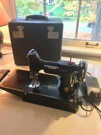 Vinatge Singer Featherweight with case
