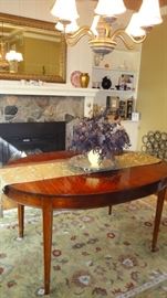 Stunning Antique Oval table w\ 3 leaves