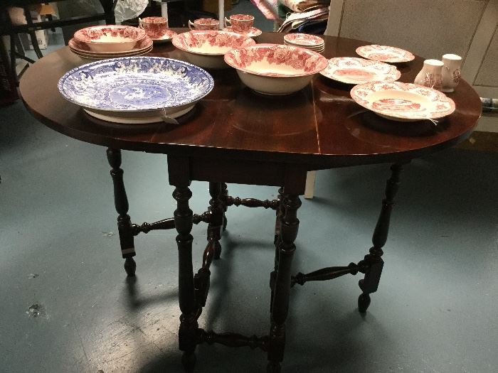 Early 20th century William and Mary style gate leg table