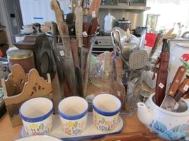 Yes, that is a vase of knives