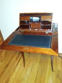 Bombay Desk
