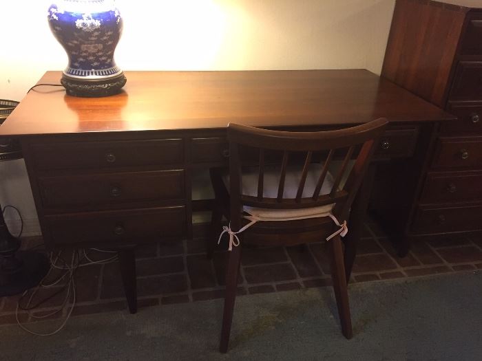  Willet desk and chair