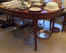 Drexel Triune oval dining table with 3 leaves - 40" wide, 56" long without leaves. Extends to 92" long with all leaves in place.