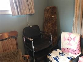 Rug in corner, black & chrome chair