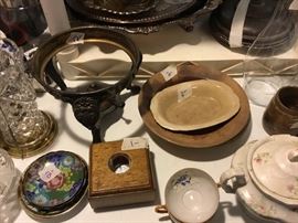 Various types of china pieces