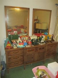 DRESSER WITH MIRROR AND HOUSEHOLD