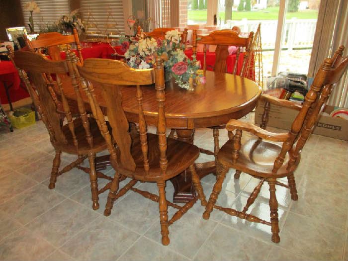 DINING TABLE W/3 LEAFS & 6 CHAIRS