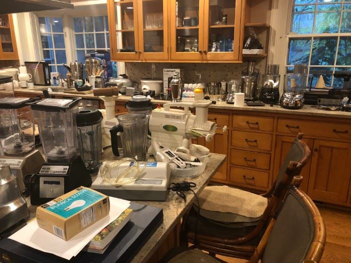 FULL KITCHEN: BLENDERS, JUICERS, COFFEE MAKERS, FOOD PROCESSORS, OTHER SMALL APPLIANCES, BAKING++