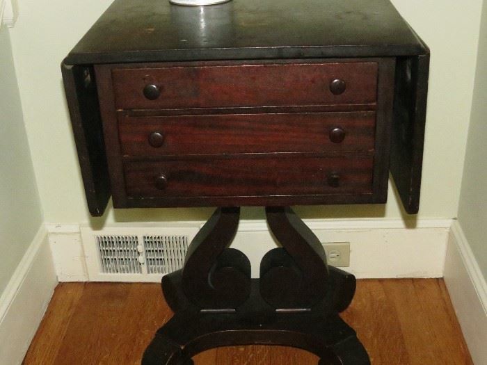 ANTIQUE DROP LEAF END TABLE.