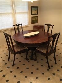 Antique round table with lion feet pedestal