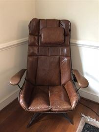 Mid Century Modern vinyl chair on swivel base. Very good condition. 