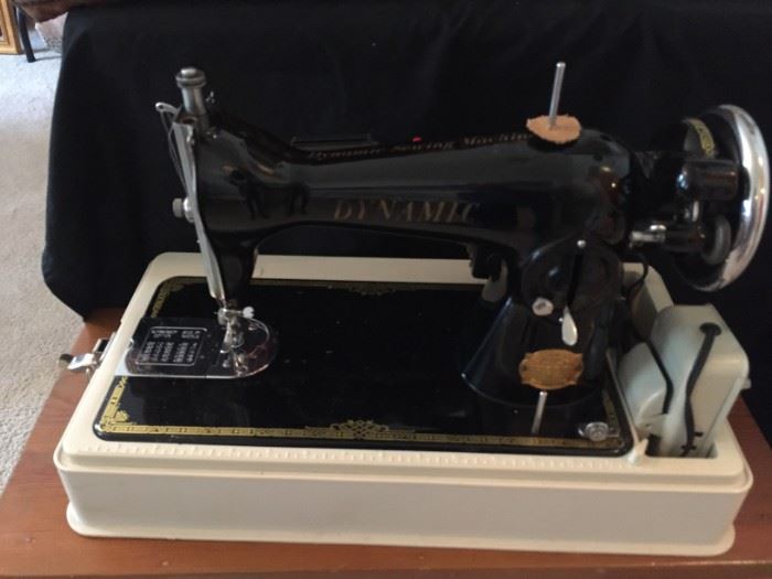 Dynamic Japan industrial sewing machine w/case