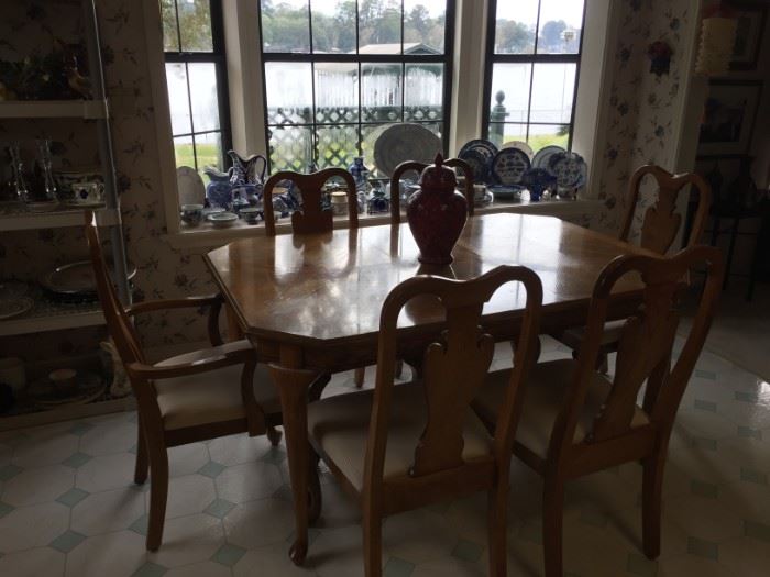 Dining table w/leaf & 6 chairs