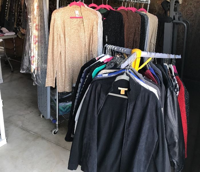 tons of women's clothing in new or almost new condition sized M to 2XL