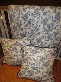 Decorative Pillows, Linens