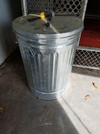 Garbage/feed can