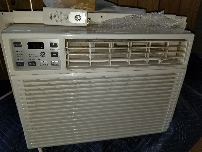 GE AEH12ATL  Room Air Conditioner 
With remote control 