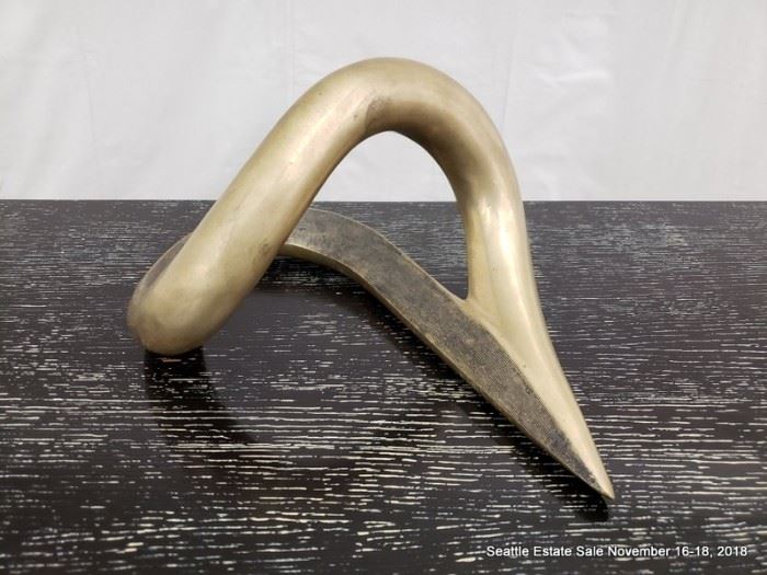 Moderne bronze sculpture.