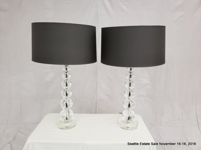 Table lamp with graduated ball design.