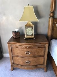 2 NIGHT STANDS
