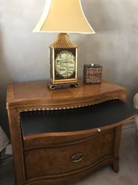 NIGHT STAND WITH SHELF PULL