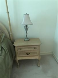 2 NIGHT STANDS