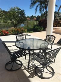 TABLE/4 CHAIRS