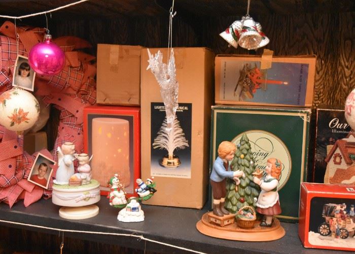 Christmas Decor / Figurines & Ornaments