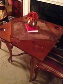 Good-looking game table with 4 fold-up corners