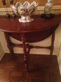 Gate leg table