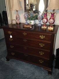 Classic 4-drawer chest; matching vases; matching lamps